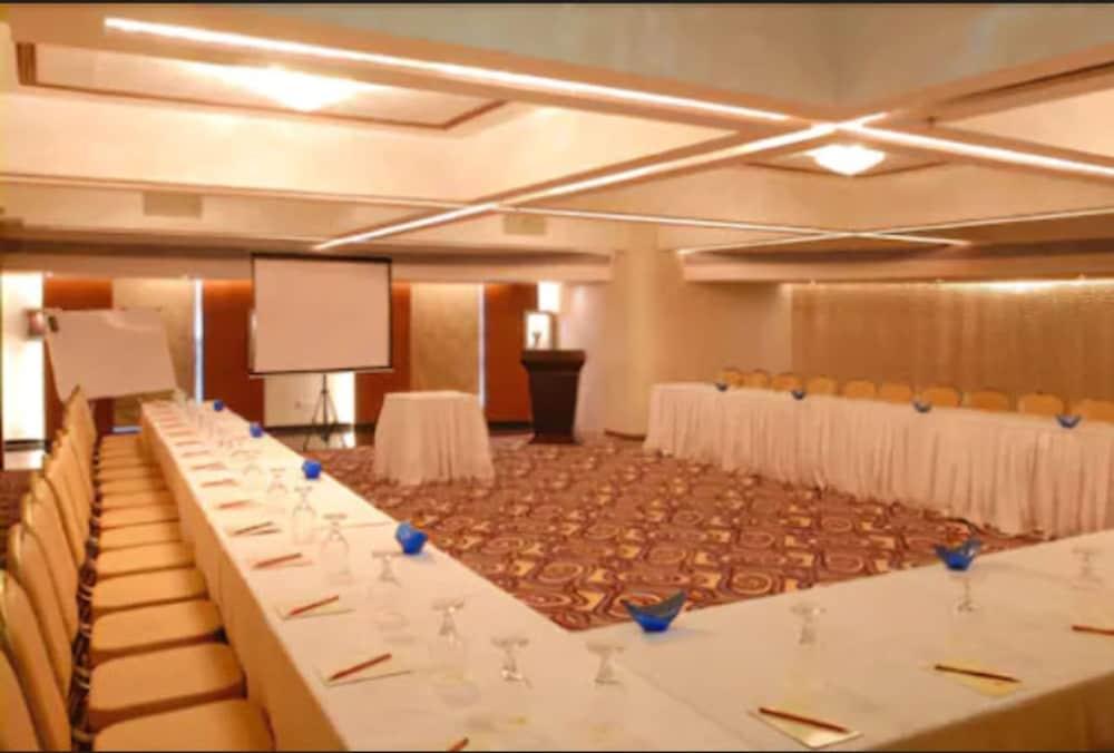 Peninsula Grand Hotel Mumbai  Buitenkant foto