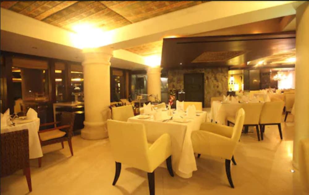 Peninsula Grand Hotel Mumbai  Buitenkant foto